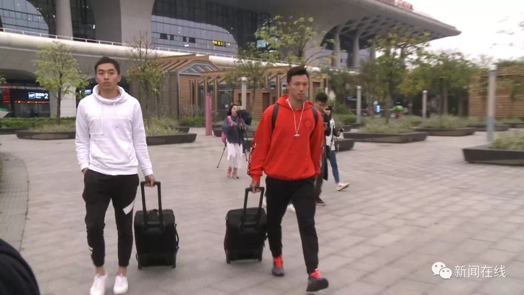 【送中国杯门票】中国男足今天到南宁了,真人帅哦