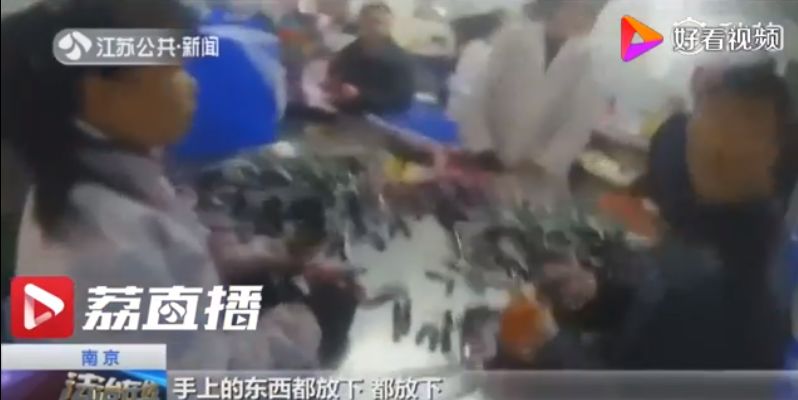 成本仅2元!一天产1万只!你网购的大牌口红或来自3000m²的地下工厂...