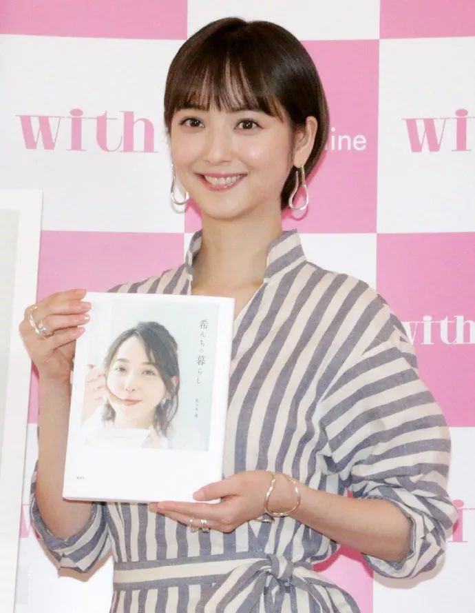 如何打理出最合适自己的短发,准备留长发的短发怎么打理好看