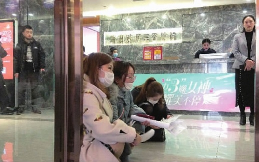 她隆胸后出现脂肪液化穿不了婚纱，婚礼无期限推迟