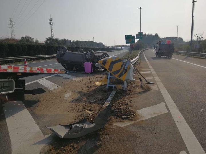 杭金衢高速上翻车,硬核奶奶保护怀中3个月大的婴儿毫发无伤