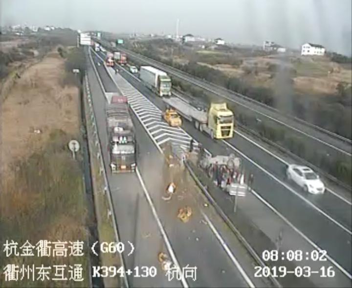 杭金衢高速上翻车,硬核奶奶保护怀中3个月大的婴儿毫发无伤
