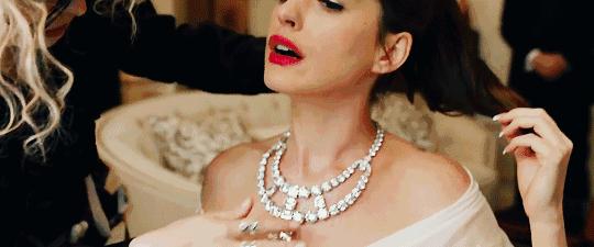 项链与衣领的搭配技巧,穿衣不会搭配