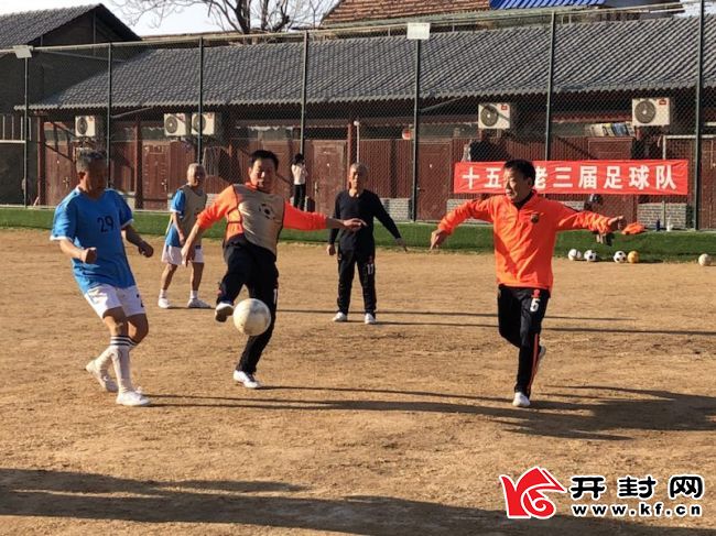 他们“带球如飞”奔跑在足球场