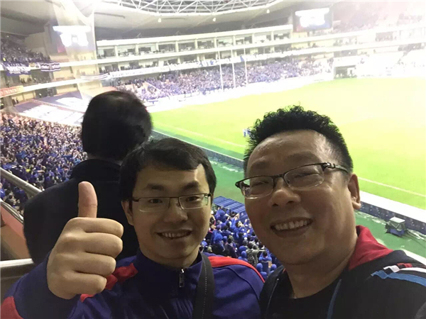 三岁外孙女看到蓝色就兴奋，蔡嘎亮用乒乓球类比中国足球