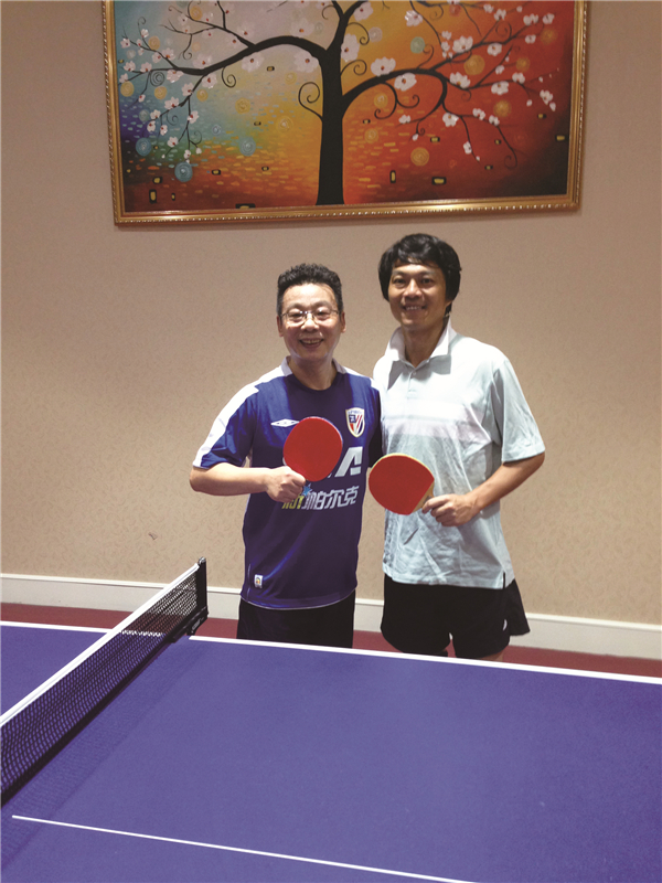 三岁外孙女看到蓝色就兴奋，蔡嘎亮用乒乓球类比中国足球