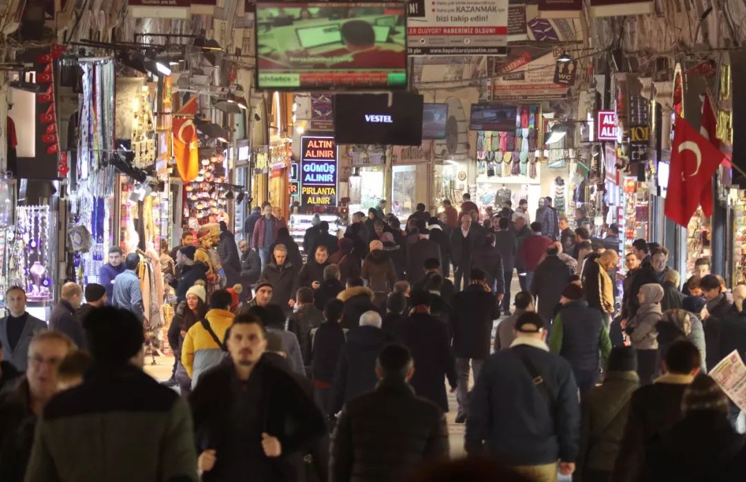 为何“许家印们”拼命在香港借美元?