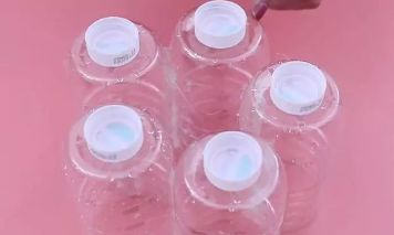 5个瓶子可以叠在一起,把4个塑料瓶粘一起