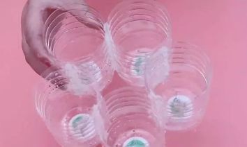 5个瓶子可以叠在一起,把4个塑料瓶粘一起