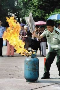 燃烧的气罐能不能关,燃烧的煤气罐可以用水降温吗