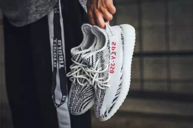 yeezy350白斑马,yeezy白斑马2020字母都是反的吗