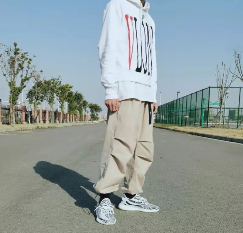 yeezy350白斑马,yeezy白斑马2020字母都是反的吗