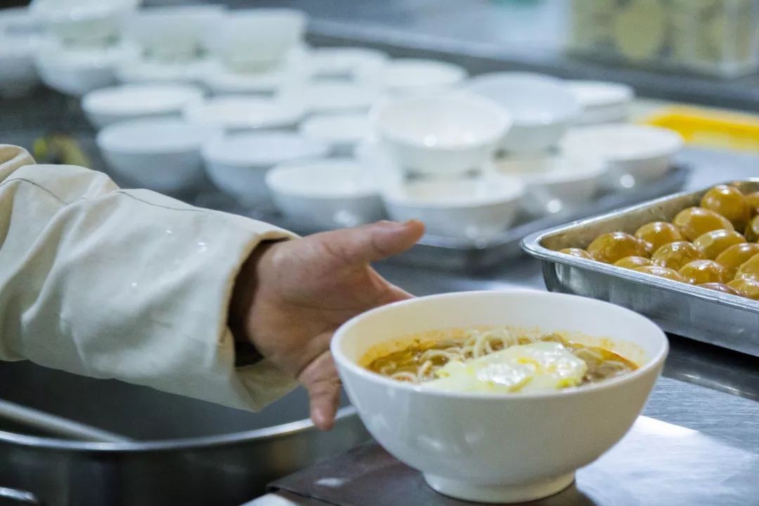 叫醒你的不是梦想是早餐,叫醒你的不是闹钟是鸟叫声