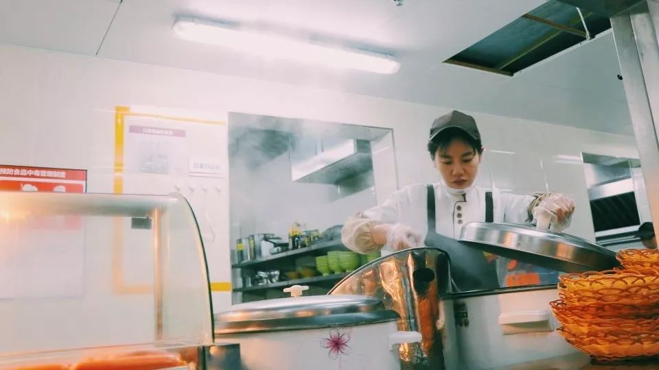 叫醒你的不是梦想是早餐,叫醒你的不是闹钟是鸟叫声