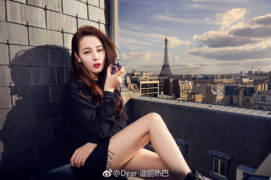 迪丽热巴足球服,迪丽热巴酒杯型身材