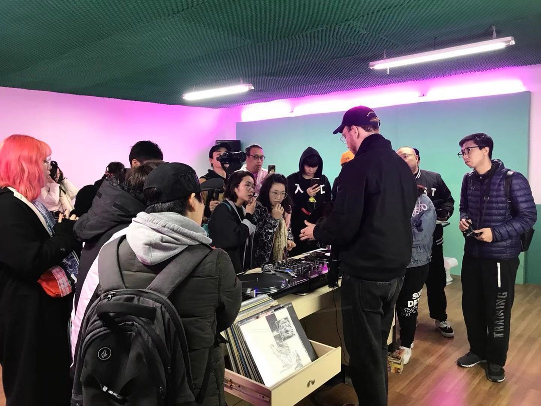 他们探索并推广关于黑胶的一切，想把自己的爱好变成别人的日常|了不起的小工作室