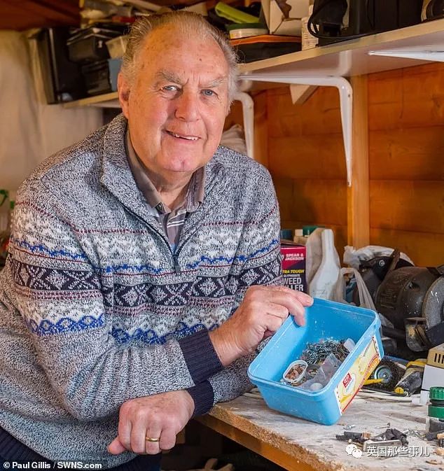 桌面每晚都被神秘力量整理干净,装了监控才发现居然是老鼠在收拾?!