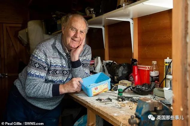 桌面每晚都被神秘力量整理干净,装了监控才发现居然是老鼠在收拾?!