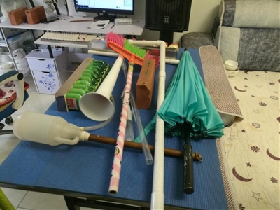 小伙用废弃的水管制作笛子,砖头做成笛子
