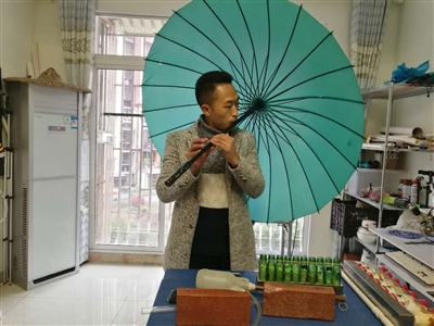 小伙用废弃的水管制作笛子,砖头做成笛子