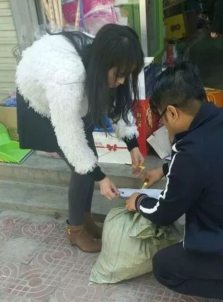 陇南查处一起销售“麻辣”小食品行为