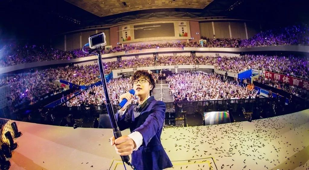 力压周杰伦、引领非主流、霸屏QQ空间…陪你长大的他，怎么混得这么惨？