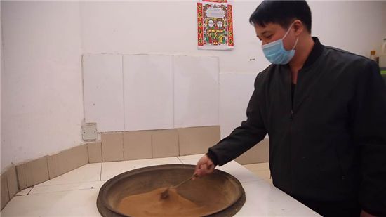 90后卖裤子小男孩,90后小伙卖500万土货