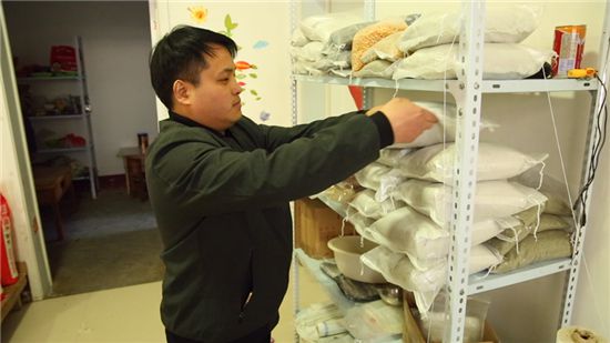 90后卖裤子小男孩,90后小伙卖500万土货