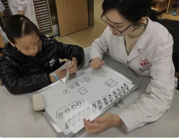 暖闻｜女实习医生画漫画和病人交流，化解认知障碍和沟通困难