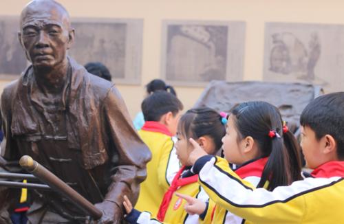 陪孩子重温红色之旅感受峥嵘岁月,虎山路小学在哪