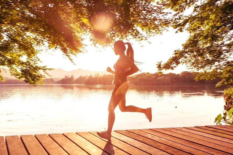 撞头、吃蝌蚪、把果汁注入静脉,奇葩养生总有人信?