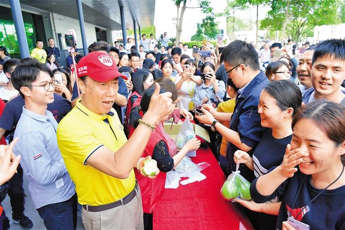 郭台铭出口水果,郭台铭视频吃芭乐