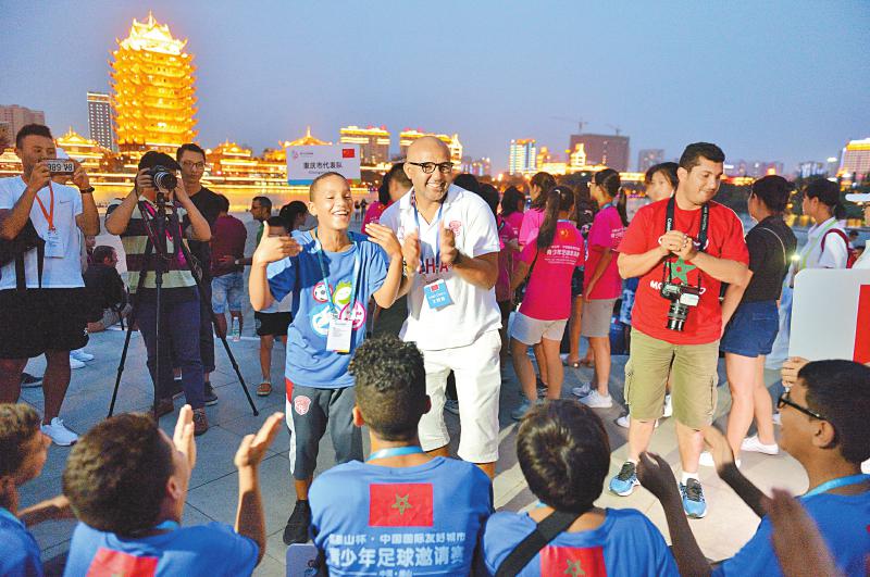 “东马”邀天下诗书韵眉山