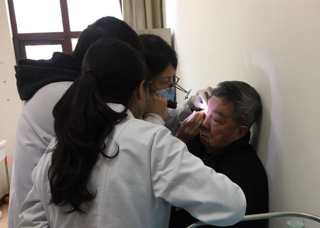 医生从28岁男子体内取出485块石头,医生从病人眼中取出十多个美瞳