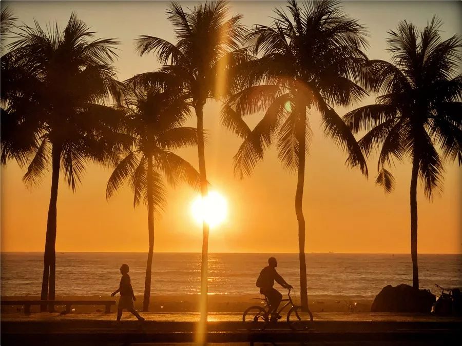 阳光沙滩比基尼:两不厌,两相欠