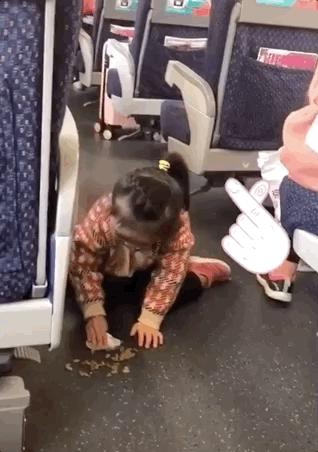 3岁女儿*拍偷**照流出，微信群全炸了：你怎么把孩子教成这样了？！