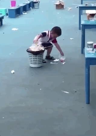 3岁女儿*拍偷**照流出，微信群全炸了：你怎么把孩子教成这样了？！