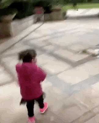 3岁女儿*拍偷**照流出，微信群全炸了：你怎么把孩子教成这样了？！