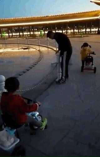 3岁女儿*拍偷**照流出，微信群全炸了：你怎么把孩子教成这样了？！