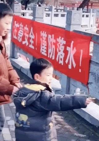 3岁女儿*拍偷**照流出，微信群全炸了：你怎么把孩子教成这样了？！