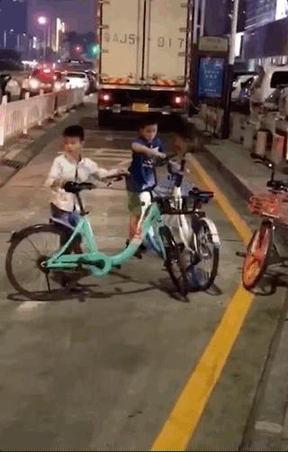 3岁女儿*拍偷**照流出，微信群全炸了：你怎么把孩子教成这样了？！