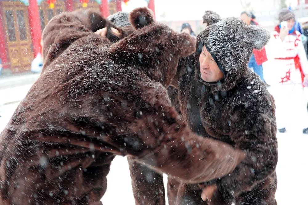 【丝路名城甜美哈密】憨态可掬、亦庄亦谐的“熊舞”，快来为这项哈萨克族民间舞蹈点赞吧！