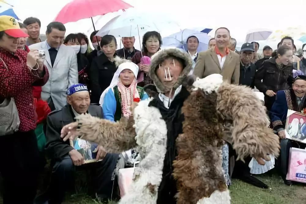 【丝路名城甜美哈密】憨态可掬、亦庄亦谐的“熊舞”，快来为这项哈萨克族民间舞蹈点赞吧！