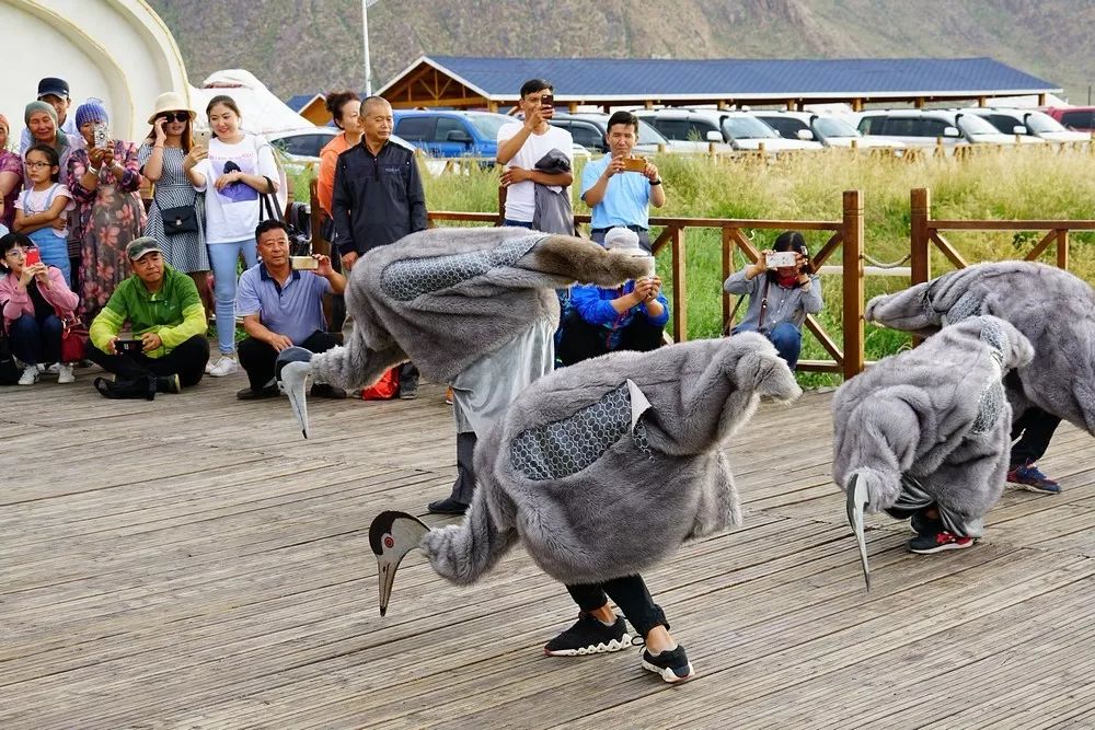 【丝路名城甜美哈密】憨态可掬、亦庄亦谐的“熊舞”，快来为这项哈萨克族民间舞蹈点赞吧！