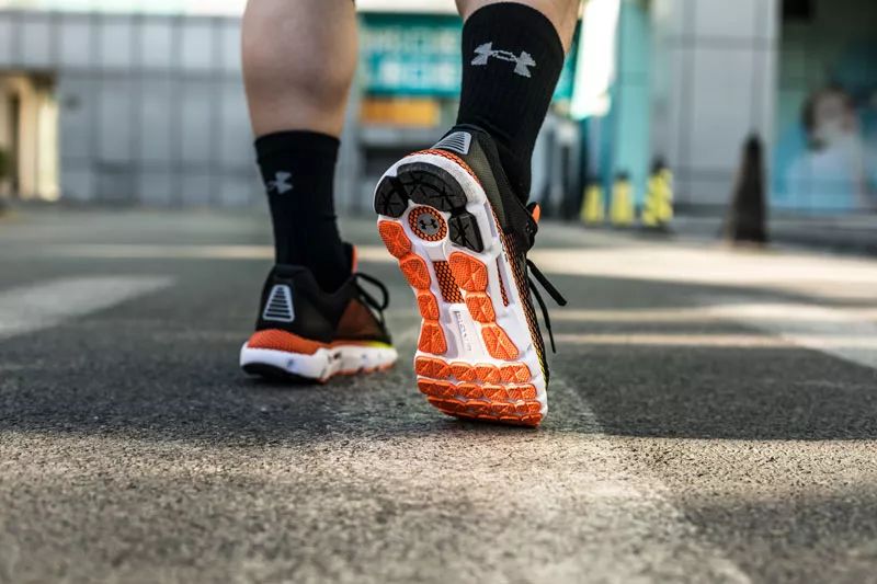 想买双叱咤健身房和街头的跑鞋？本次开箱一定要看！