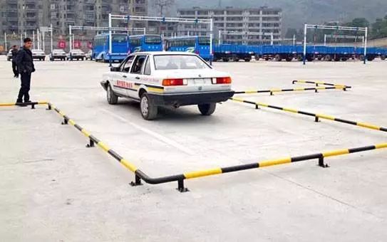 倒车入库偏了如何修正方向盘,倒车入库偏到一边去怎么修正