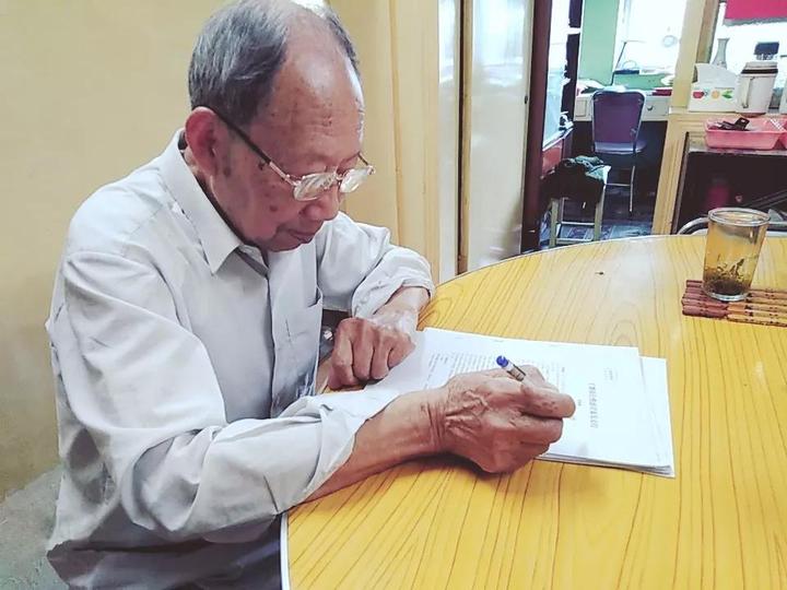 90岁老爷爷耗时半年制作一份“礼物”献给中老年人