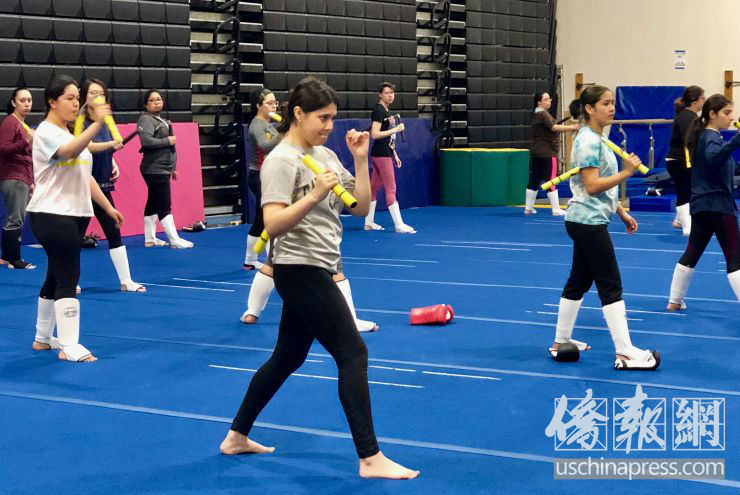 反骚扰浪潮带火女子防身课，大学课堂教习双节棍