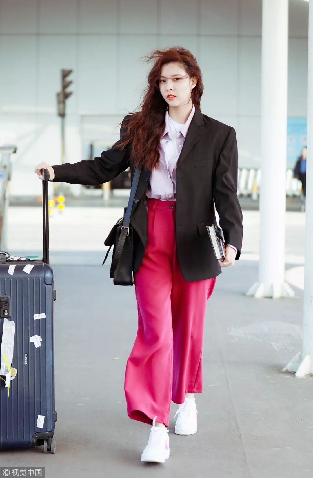 最新时尚穿搭街拍,换季不吃土旧衣穿出新时髦感