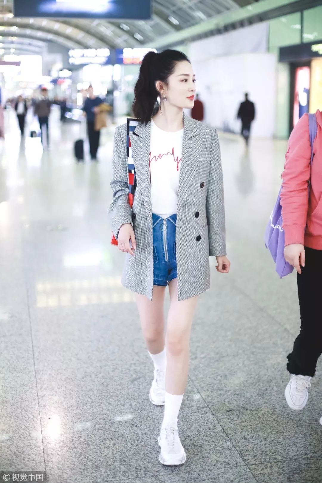 最新时尚穿搭街拍,换季不吃土旧衣穿出新时髦感